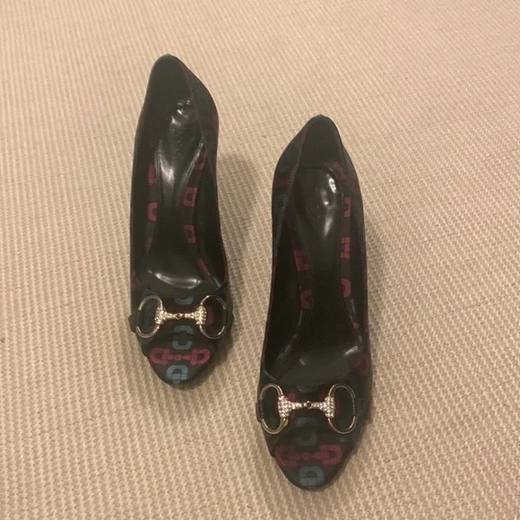Gucci Satin Horse Bit Peep Toe Size 7.5, but closer to a size 7 - Picture 3 of 7